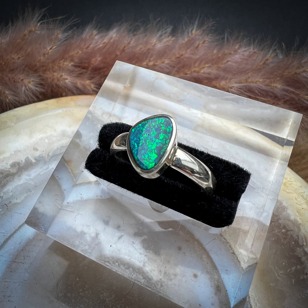 
                  
                    Silberring mit natürlichem australischen Kristallopal Doublette, blau-grün schimmernder Opal in organischer Fassung, Ringgröße 54, hochwertiger Kristallopal-Schmuck für Damen.
                  
                