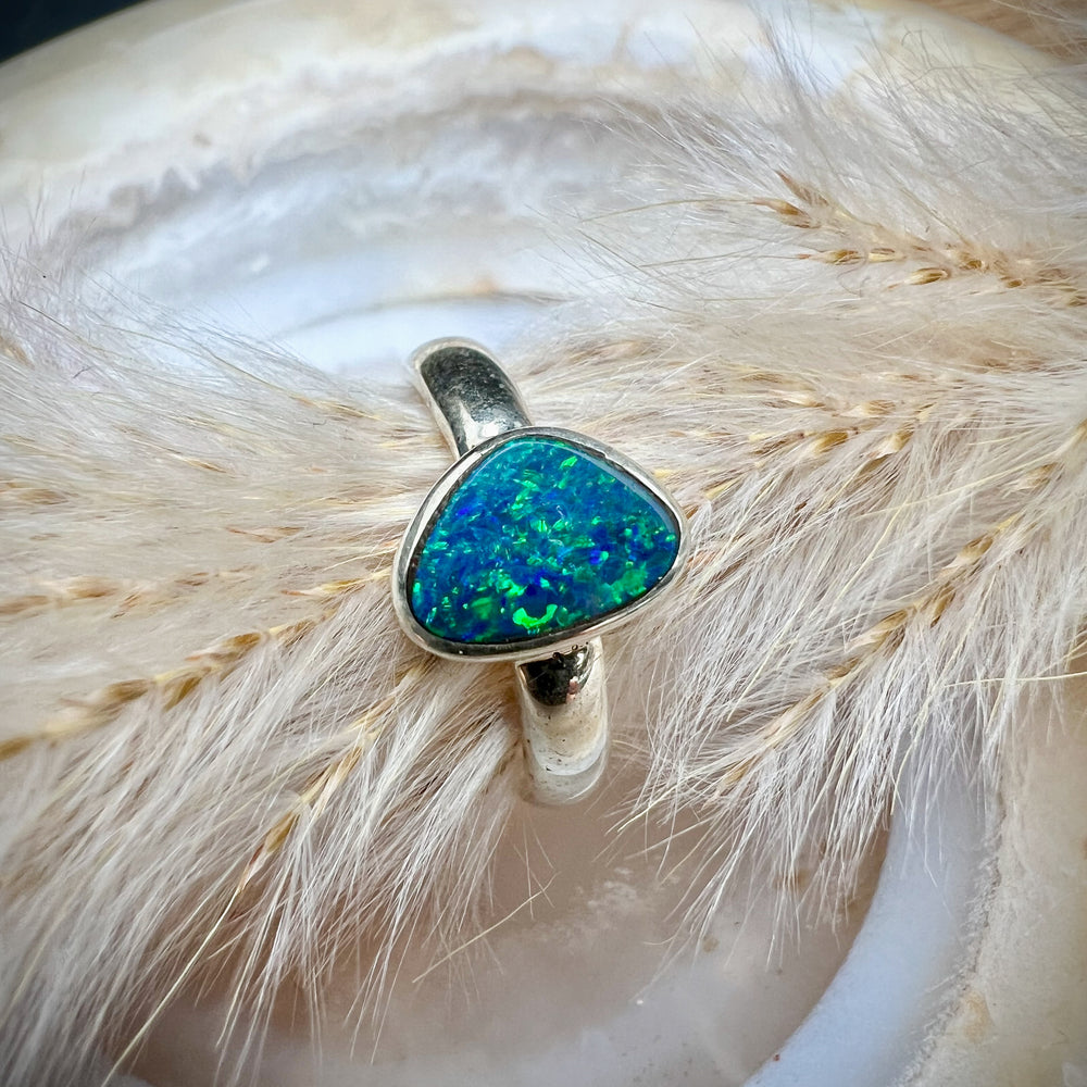 
                  
                    Silberring mit natürlichem australischen Kristallopal Doublette, blau-grün schimmernder Opal in organischer Fassung, Ringgröße 54, hochwertiger Kristallopal-Schmuck für Damen.
                  
                