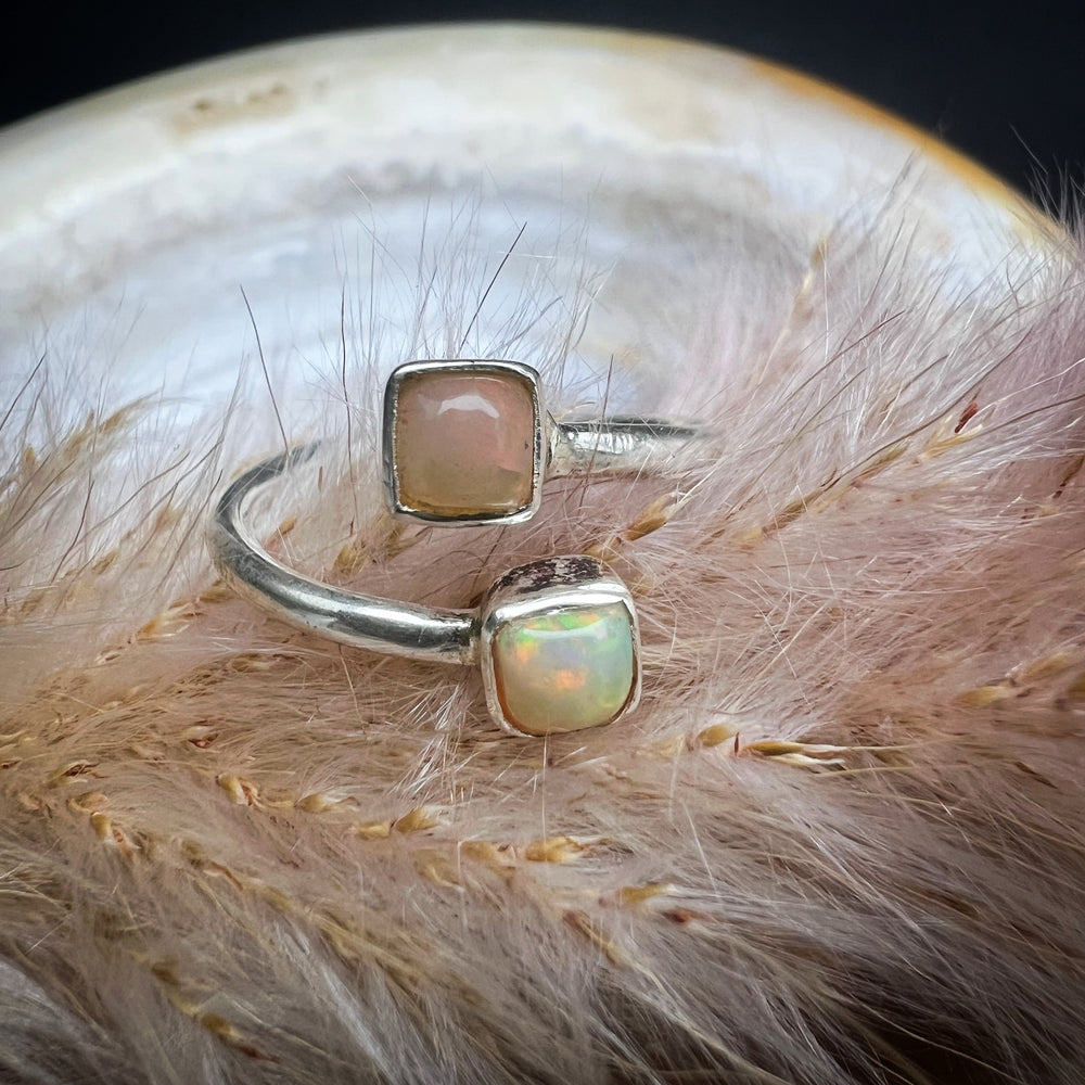 Verstellbarer Silberring mit Welo-Opal, gelb-rötlich schimmernde Opalsteine in quadratischer Fassung, Ringgröße 52-56, eleganter Opalschmuck für Damen.