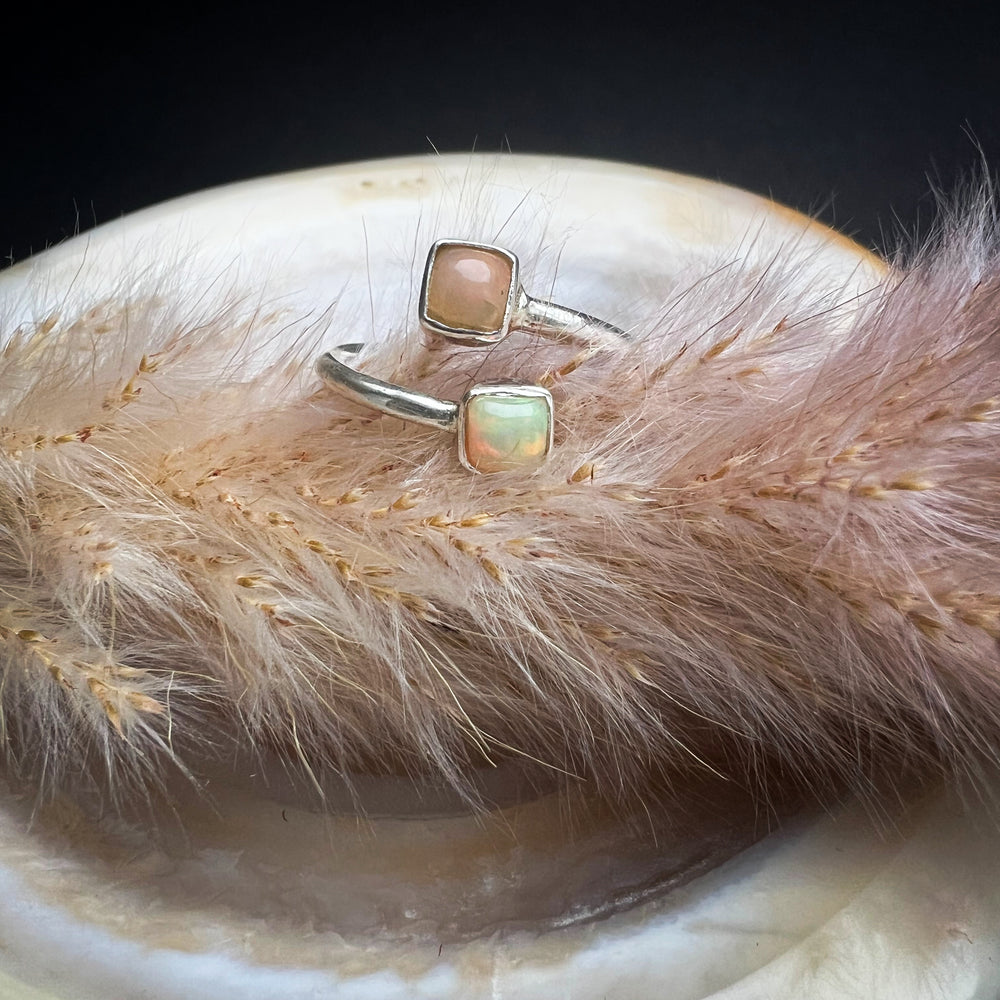 Verstellbarer Silberring mit Welo-Opal, gelb-rötlich schimmernde Opalsteine in quadratischer Fassung, Ringgröße 52-56, eleganter Opalschmuck für Damen.