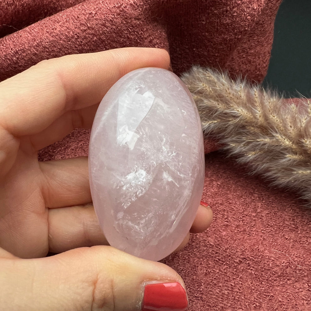 Rosenquarz Handschmeichler in zartem Rosa, glatte polierte Oberfläche, ideal als energetischer Begleiter für Liebe und Harmonie oder als dekoratives Unikat.