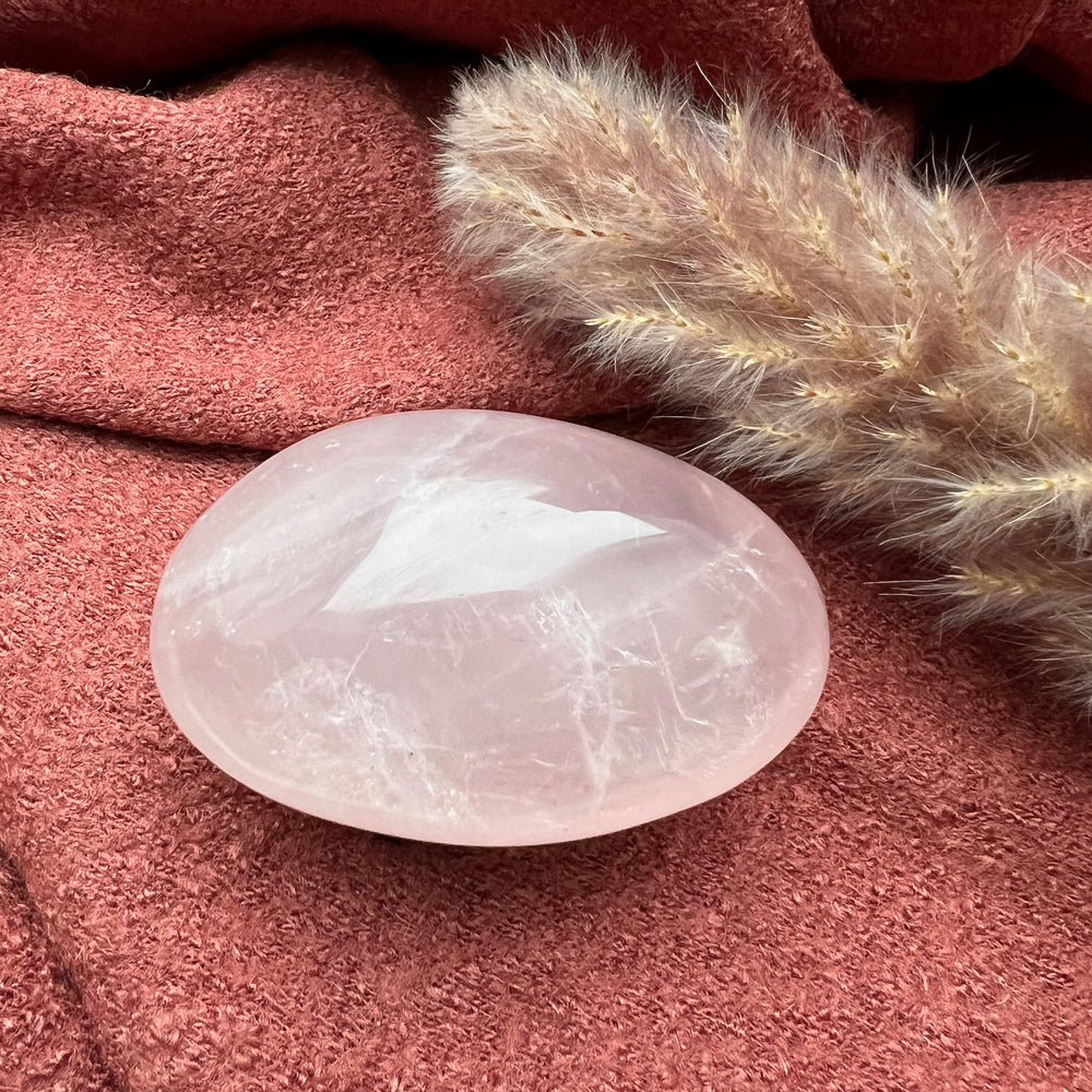 Rosenquarz Handschmeichler in zartem Rosa, glatte polierte Oberfläche, ideal als energetischer Begleiter für Liebe und Harmonie oder als dekoratives Unikat.