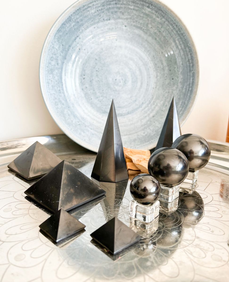 Schungit Pyramide Achtkantig Goldnik Mineralien Schungit Pyramide Achtkantig Goldnik Mineralien
