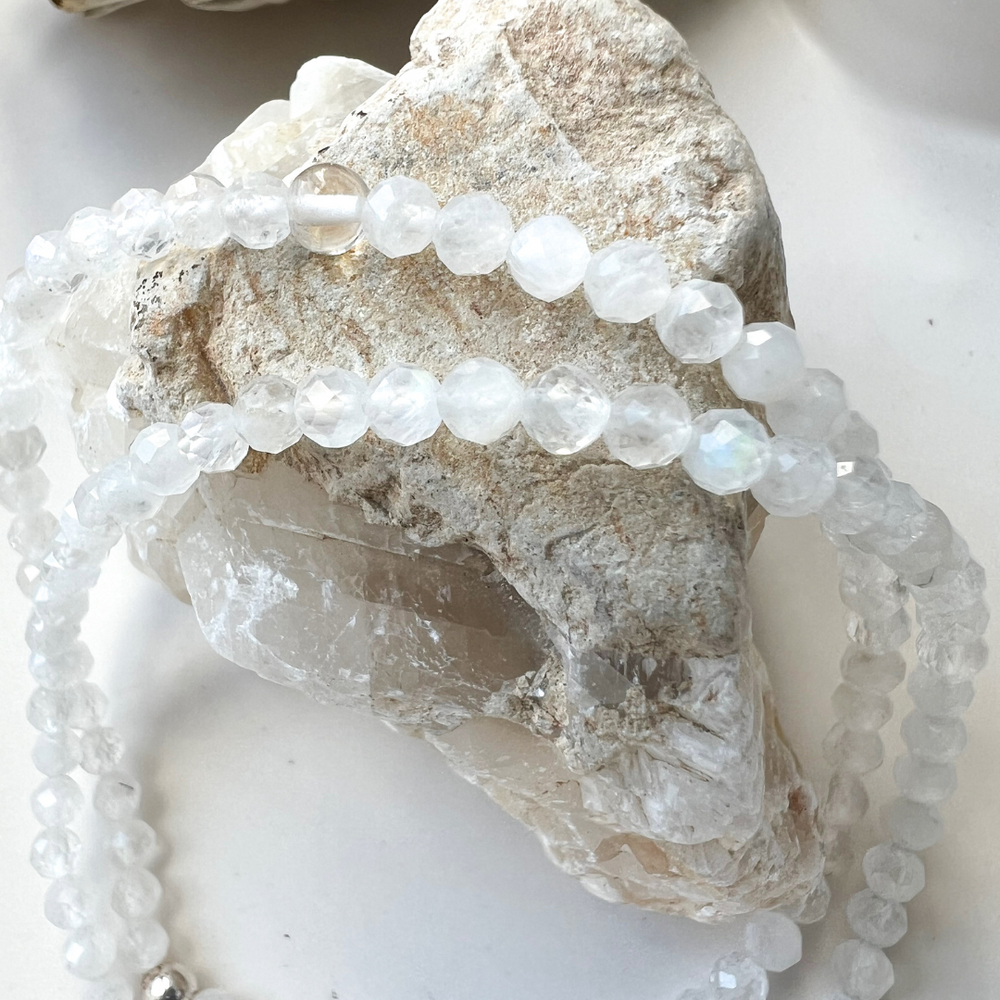 Armband aus weissem Mondstein Facettiert