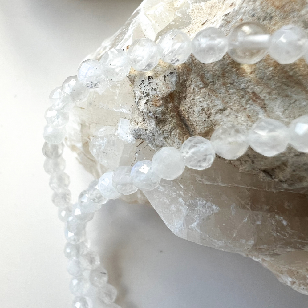 Armband aus weissem Mondstein Facettiert