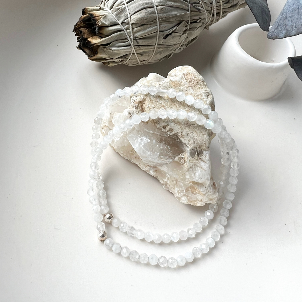 Armband aus weissem Mondstein Facettiert